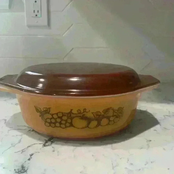 Pyrex Vintage serving bowl with Lid - Picture 3 of 11